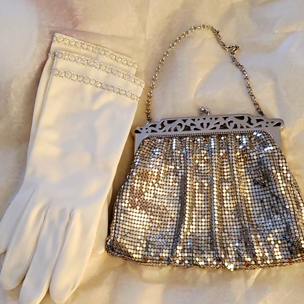 Vintage Whiting and Davis mesh art deco bag with white gloves in box